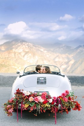 décoration voiture mariage fleurs naturelles automne orange rouge