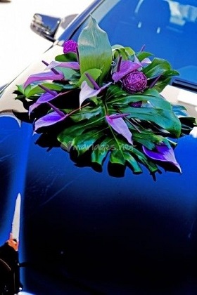 composition florale pour voiture des mariés exotique