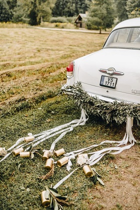 décoration voiture de mariage feuillage boite de conserve