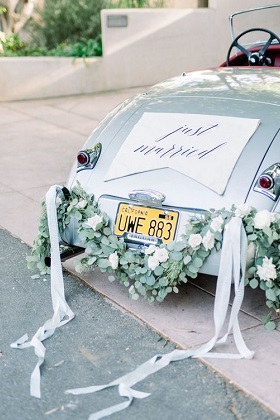 deco voiture mariage avec guirlande de feuillage