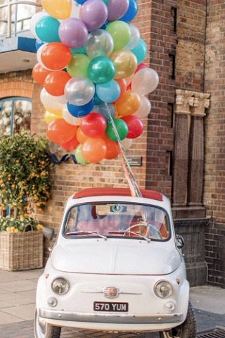 decoration de voiture avec des ballons original