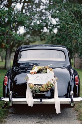 decoration voiture mariage boheme couronne champetre