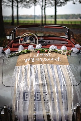 décoration voiture mariage toile de jute et dentelle