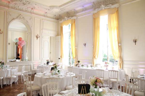 decoration mariage salle vintage blanc rose