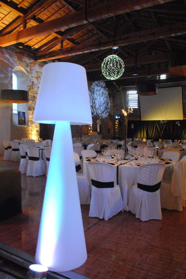 decoration_salle_mariage_noir_or_mariage_eclairage decoration_salle_mariage_noir_or_mariage_eclairage