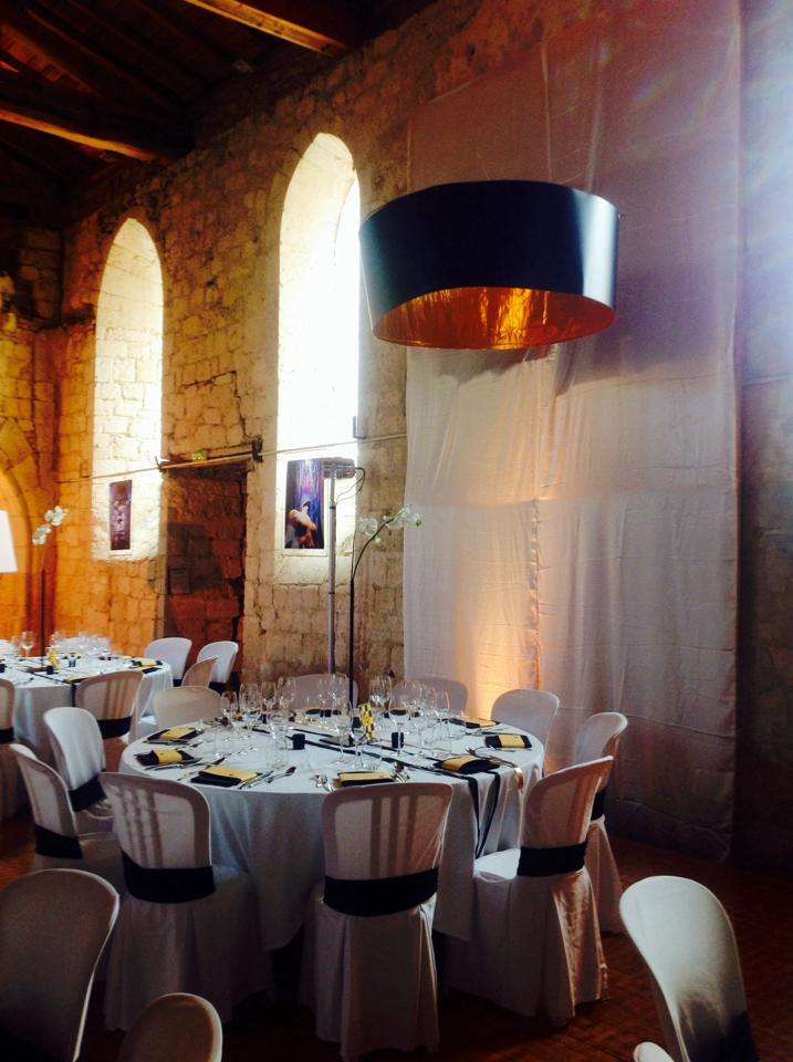 decoration_salle_mariage_noir_or_mariage_eclairage_abat_jour_baroque decoration_salle_mariage_noir_or_mariage_eclairage_abat_jour_baroque