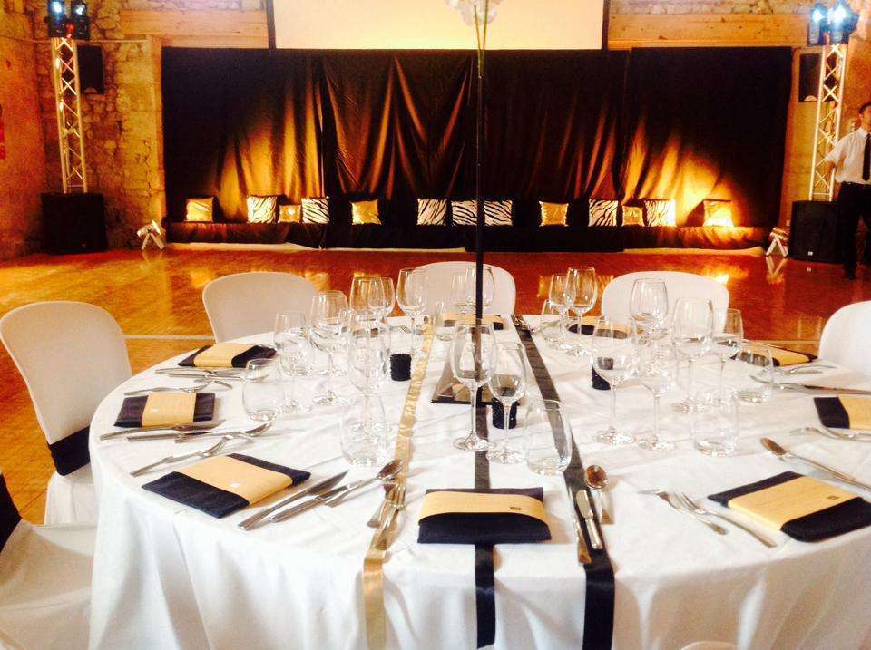 decoration_salle_mariage_noir_or_mariage_coin_lounge_canape decoration_salle_mariage_noir_or_mariage_coin_lounge_canape