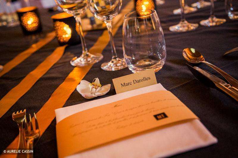 decoration_table_mariage_noir_or_mariage_menu_rond_serviette decoration_table_mariage_noir_or_mariage_menu_rond_serviette
