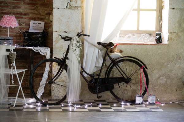 decoration_mariage_retro_chic_coin_livre_dor decoration_mariage_retro_chic_coin_livre_dor